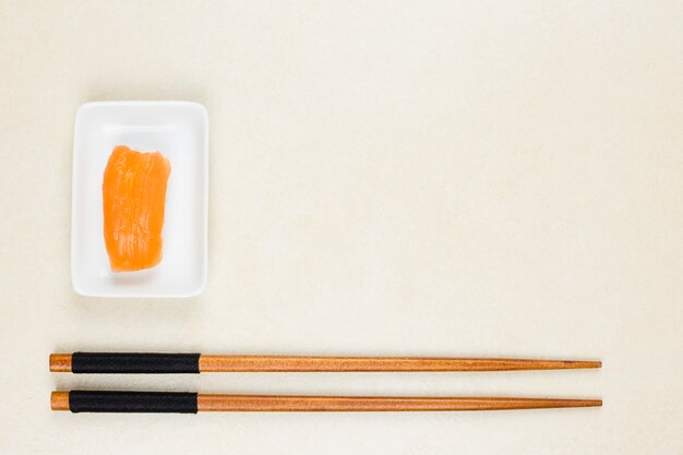 Vista dall&#39;alto del salmone nigiri