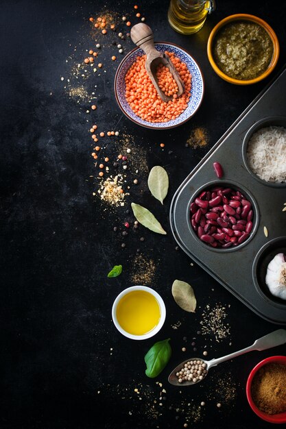 Vista dall&#39;alto del tavolo con ingredienti per cucinare le lenticchie