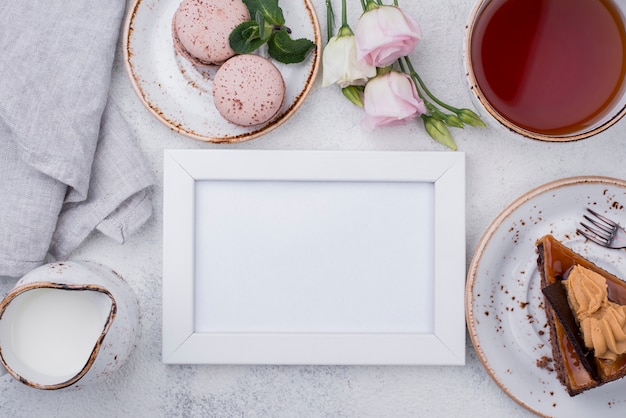 Vista dall'alto del telaio con torta e macarons