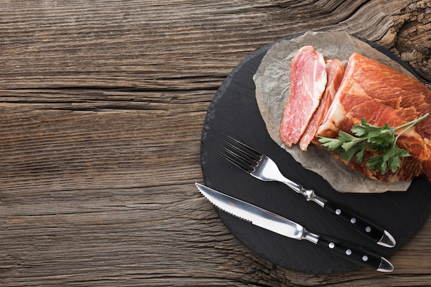 Vista dall'alto deliziosa carne su un piatto con posate