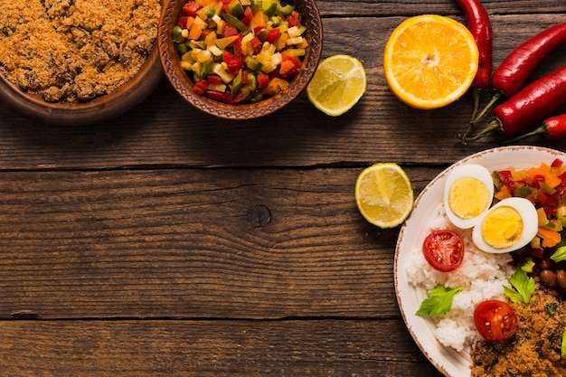 Vista dall'alto deliziosa composizione di cibo brasiliano con lo spazio della copia