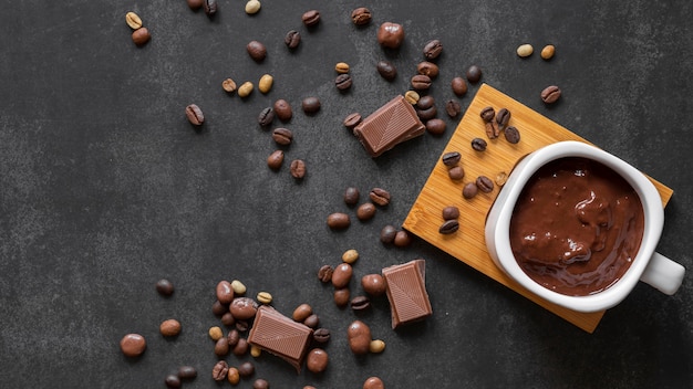 Vista dall'alto deliziosa composizione di cioccolato con spazio di copia