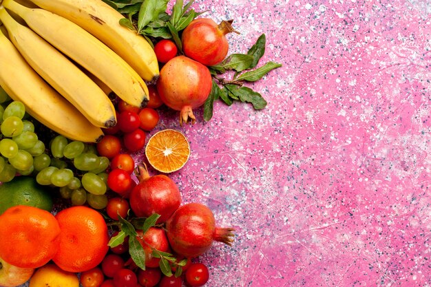 Vista dall'alto deliziosa composizione di frutta sulla scrivania rosa chiaro