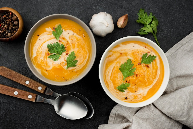 Foto gratuito vista dall'alto deliziosa composizione zuppa autunnale