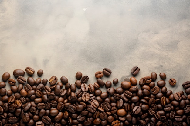 Vista dall'alto deliziosa disposizione dei chicchi di caffè