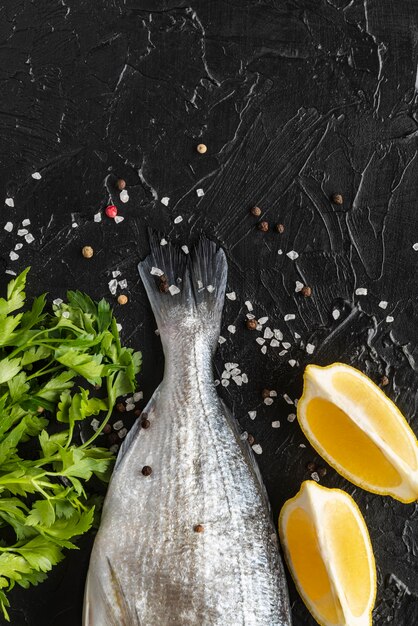 Vista dall'alto deliziosa disposizione di frutti di mare