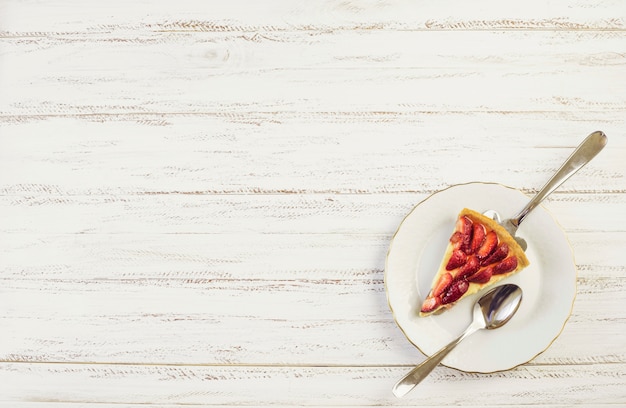 Vista dall&#39;alto deliziosa fetta di torta alla fragola