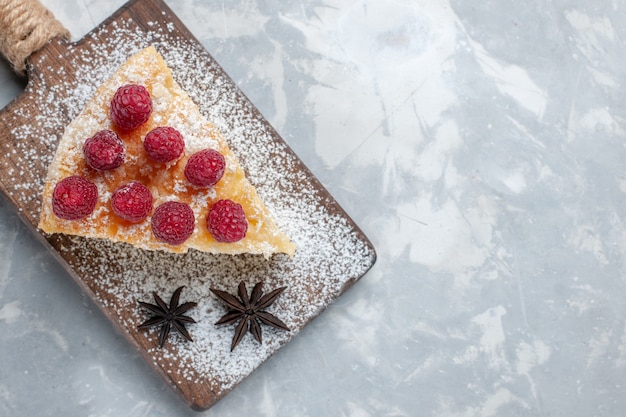 Vista dall'alto deliziosa fetta di torta con lamponi su luce scrivania torta biscotto dolce zucchero cuocere