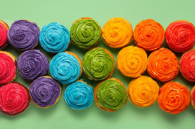 Vista dall'alto deliziosa glassa per cupcake arcobaleno ancora in vita