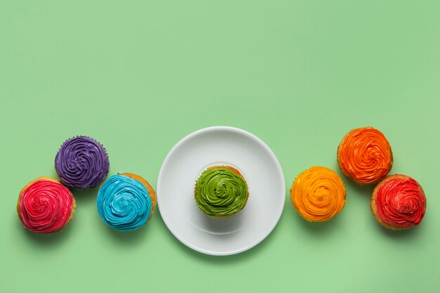 Vista dall'alto deliziosa glassa per cupcake arcobaleno ancora in vita