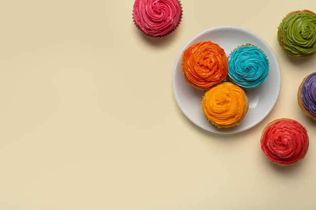 Vista dall'alto deliziosa glassa per cupcake arcobaleno ancora in vita