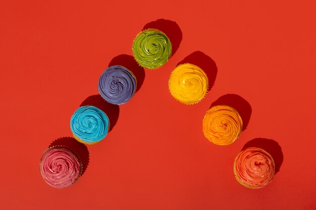 Vista dall'alto deliziosa glassa per cupcake arcobaleno ancora in vita