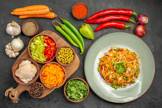 Vista dall'alto deliziosa insalata con verdure fresche su tavola grigia dieta alimentare insalata salute