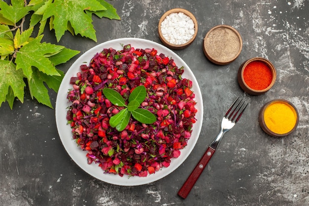 Vista dall'alto deliziosa insalata di barbabietole vinaigrette con fagioli sulla superficie scura