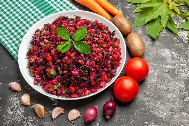 Vista dall'alto deliziosa insalata di barbabietole vinaigrette con verdure sulla superficie grigia