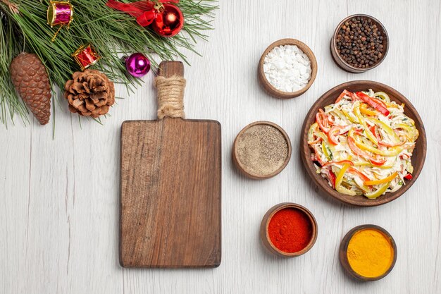 Vista dall'alto deliziosa insalata di pollo con condimenti su pavimento bianco spuntino pasto maturo colore carne insalata fresca