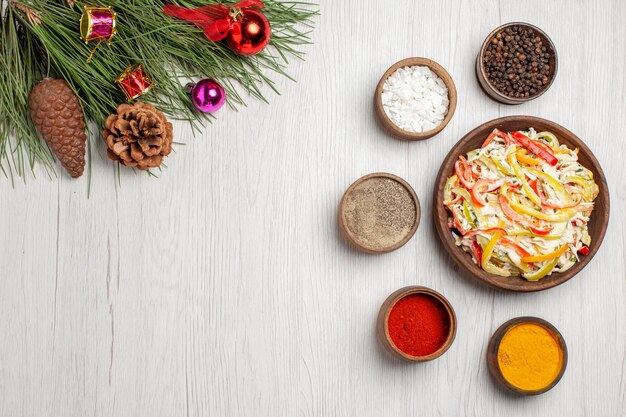 Vista dall'alto deliziosa insalata di pollo con condimenti su spuntino da scrivania bianco pasto maturo colore carne insalata fresca