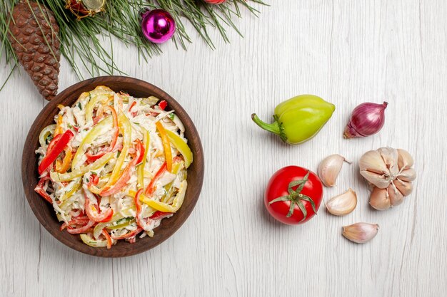 Vista dall'alto deliziosa insalata di pollo con maionese e verdure su insalata di spuntini di carne fresca di superficie bianca