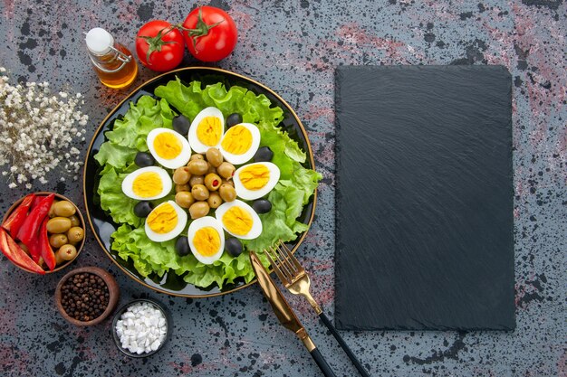 vista dall'alto deliziosa insalata di uova con pomodori e olive su sfondo chiaro