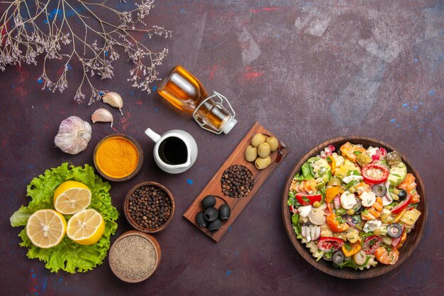 Vista dall'alto deliziosa insalata di verdure con pomodori a fette, olive e funghi sullo sfondo scuro pasto dieta salutare insalata