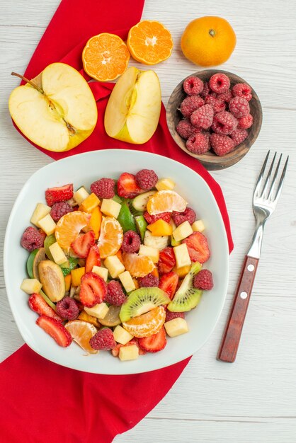 Vista dall'alto deliziosa macedonia di frutta su bacche bianche agrumi esotica foto dolce fruttata