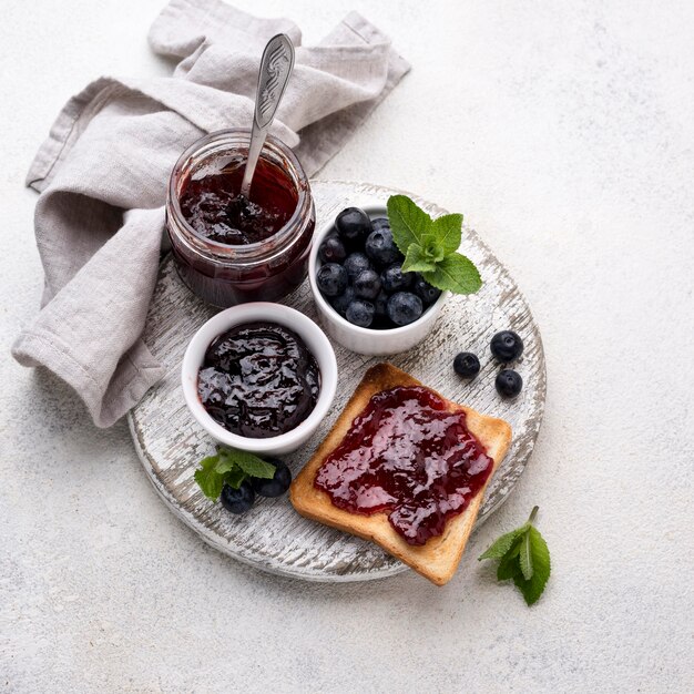 Vista dall'alto deliziosa marmellata di mirtilli