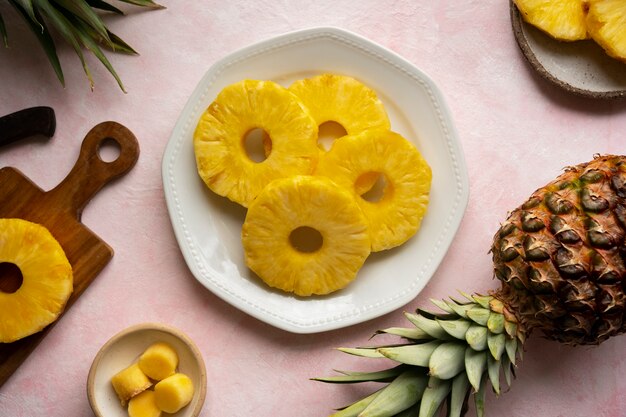 Vista dall'alto deliziosa natura morta di ananas