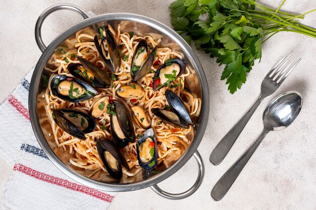 Vista dall'alto deliziosa padella con pasta e cozze