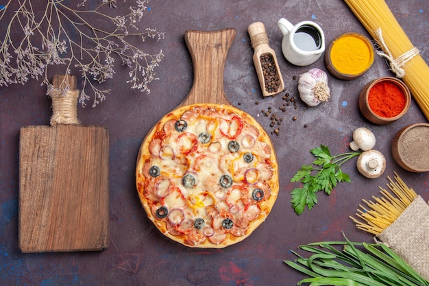 Vista dall'alto deliziosa pizza ai funghi con formaggio e olive sulla superficie scura pasto pasta snack pizza italiana