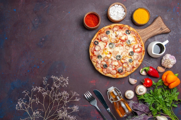 Vista dall'alto deliziosa pizza ai funghi con olive al formaggio e condimenti su pavimento scuro pizza pasto italiano snack pasta