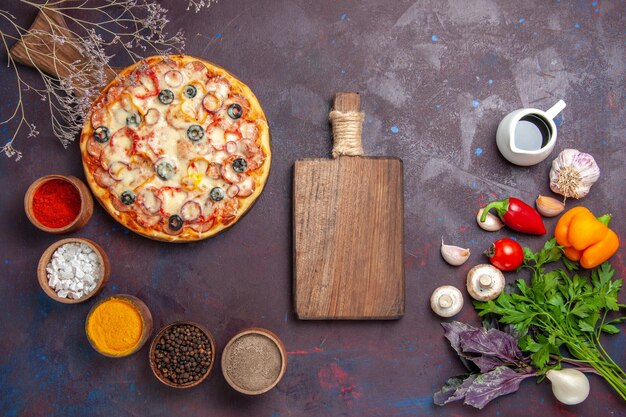 Vista dall'alto deliziosa pizza ai funghi con olive al formaggio e condimenti sul pavimento scuro pasta alimentare pizza pasto italiano