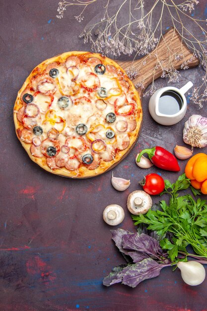 Vista dall'alto deliziosa pizza ai funghi con olive al formaggio e condimenti sulla superficie scura pasta per pizza cibo italiano