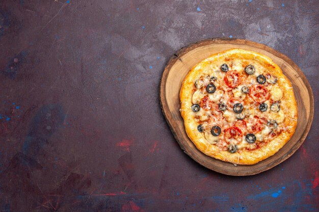 Vista dall'alto deliziosa pizza ai funghi pasta cotta con formaggio e olive su pasto scuro da scrivania cibo pizza pasta italiana
