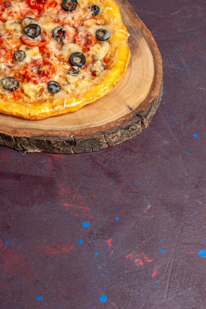 Vista dall'alto deliziosa pizza ai funghi pasta cotta con formaggio e olive su superficie scura pasto pizza cibo pasta italiana