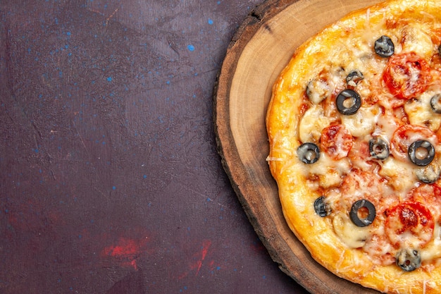 Vista dall'alto deliziosa pizza ai funghi pasta cotta con formaggio e olive su superficie scura pasto pizza pasta alimentare italiana