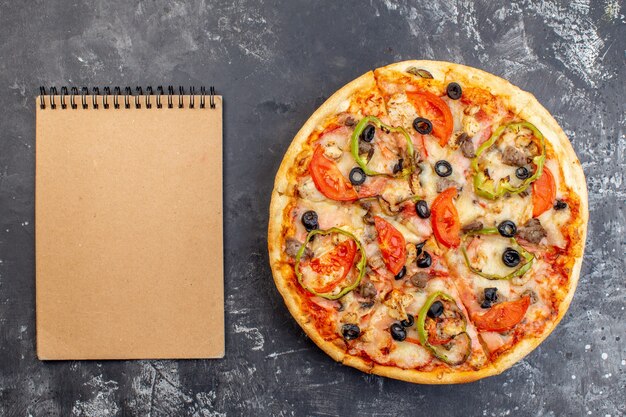 Vista dall'alto deliziosa pizza al formaggio sulla superficie grigia