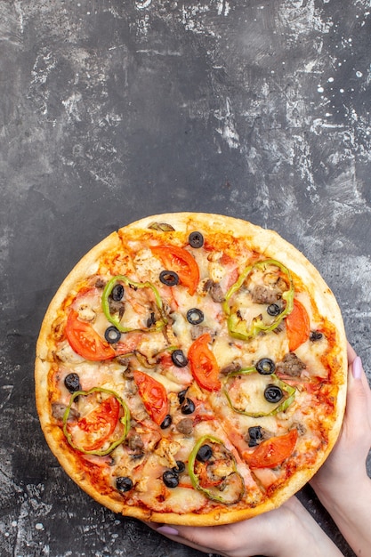 Vista dall'alto deliziosa pizza al formaggio sulla superficie grigia