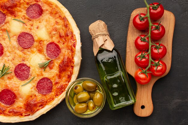 Vista dall'alto deliziosa pizza e pomodori