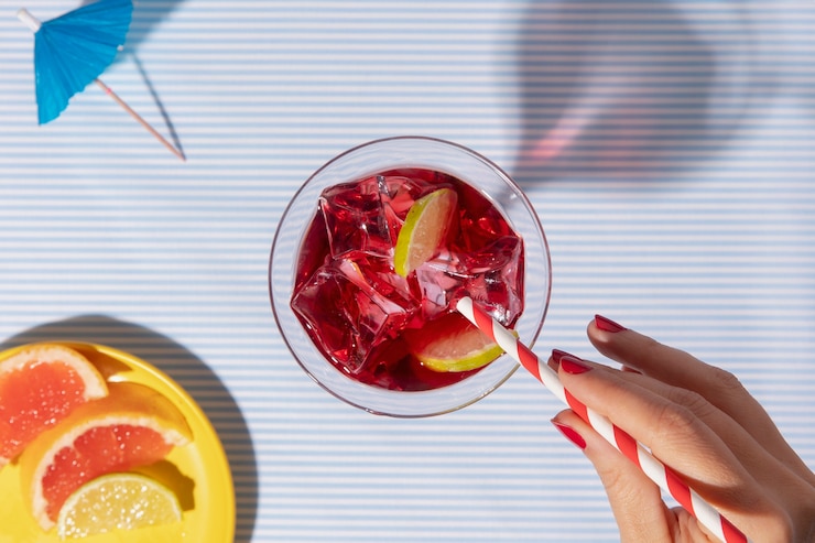 Foto gratuito vista dall'alto deliziosa sangria e limone