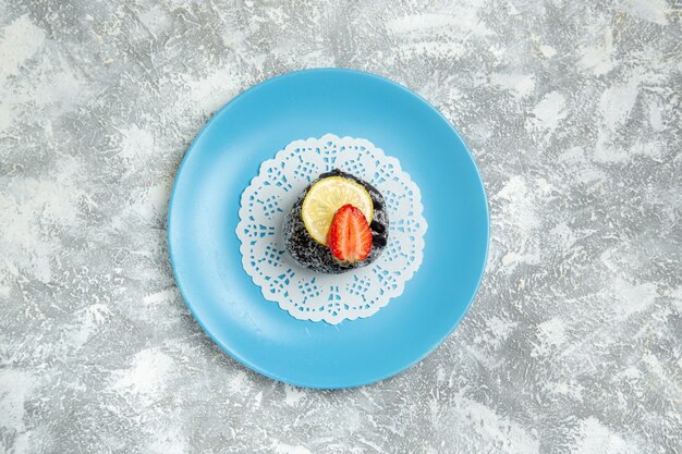 Vista dall'alto deliziosa torta al cioccolato con glassa sulla torta dolce biscotto zucchero cioccolato sfondo bianco cuocere