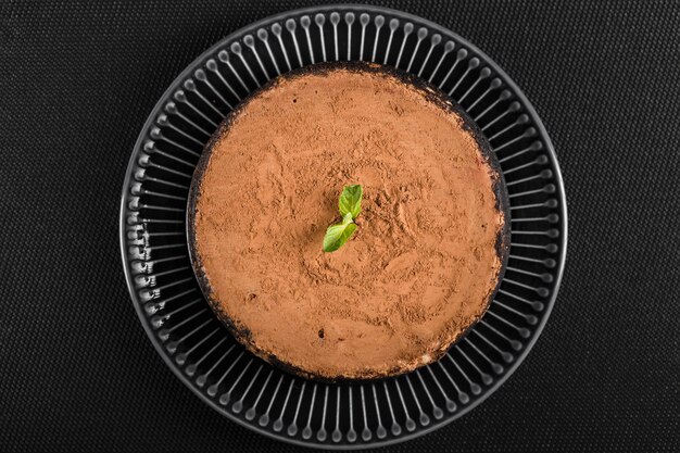 Vista dall'alto deliziosa torta al cioccolato sul tavolo