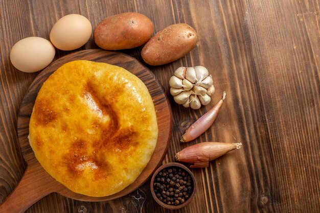 Vista dall'alto deliziosa torta al forno con purè di patate all'interno su una scrivania in legno marrone torta hotcake cuocere la pasta