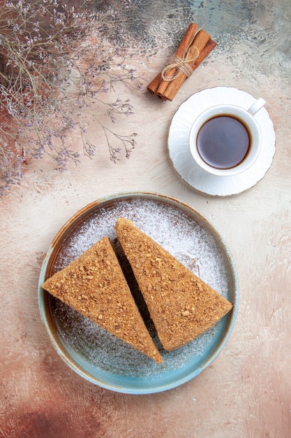 Vista dall'alto deliziosa torta al miele con una tazza di tè accesa