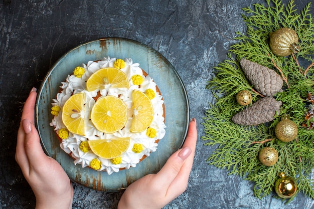 Vista dall'alto deliziosa torta alla crema con frutta a fette