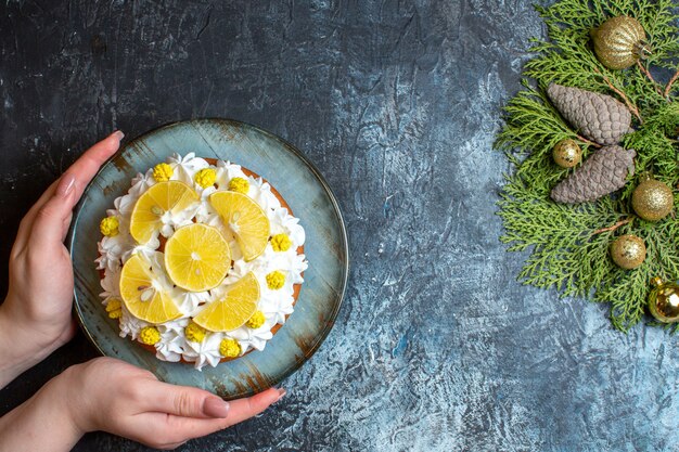 Vista dall'alto deliziosa torta alla crema con frutta a fette