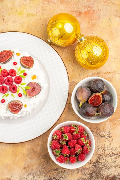 Vista dall'alto deliziosa torta alla crema con frutta e giocattoli