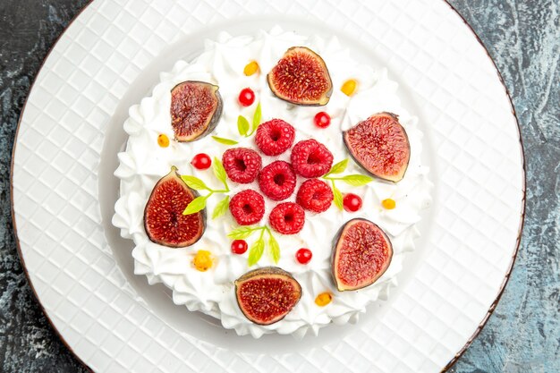 Vista dall'alto deliziosa torta alla crema con frutti diversi