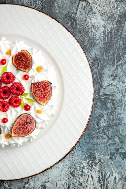 Vista dall'alto deliziosa torta alla crema con frutti diversi