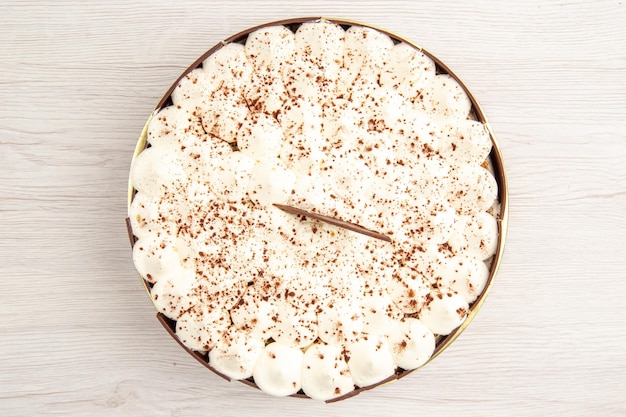 Vista dall'alto deliziosa torta alla crema su sfondo bianco torta colore dolce miele zucchero foto dessert compleanno