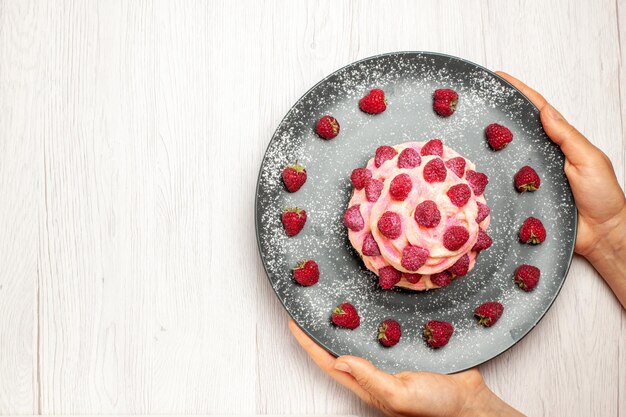 Vista dall'alto deliziosa torta alla frutta dessert alla crema con lamponi freschi su sfondo bianco dolce crema tè dessert torta biscotto torta